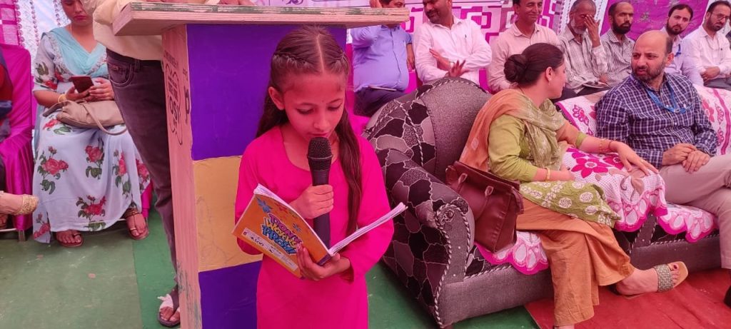 DC Ramban distributes Swach Vidhyala Purskar among Swach schools