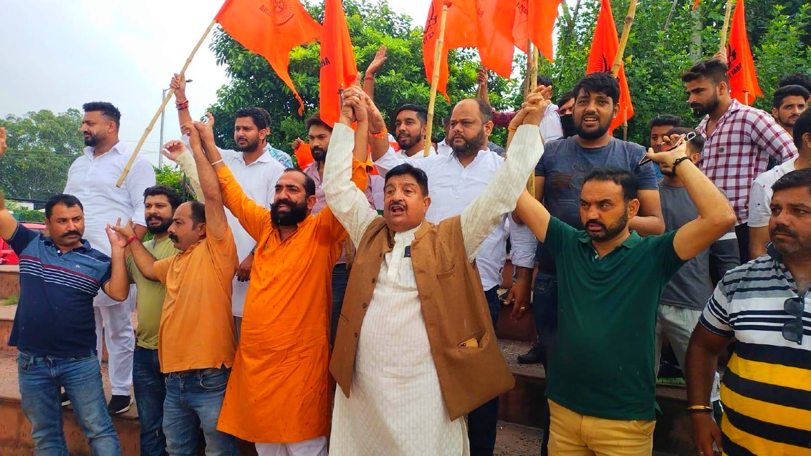 Dimple joins protest, extends full support to Yuva Rajput Sabha, threatens indefinite jammu band for the holiday of Mahraja ji